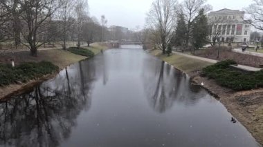 Riga, Letonya 'nın başkentindeki şehir manzarası soğuk kış aylarında. Kar ve buz. Şehir binaları ve evler. Sokak manzaralı turizm merkezi