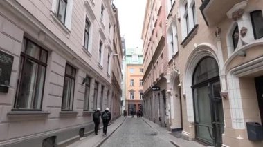 Riga, Letonya 'nın başkentindeki şehir manzarası soğuk kış aylarında. Kar ve buz. Şehir binaları ve evler. Sokak manzaralı turizm merkezi