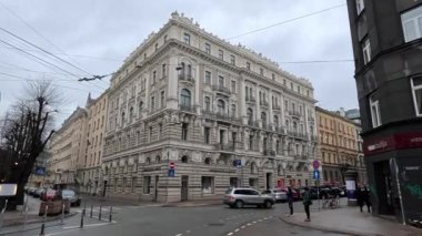 Riga, Letonya 'nın başkentindeki şehir manzarası soğuk kış aylarında. Kar ve buz. Şehir binaları ve evler. Sokak manzaralı turizm merkezi