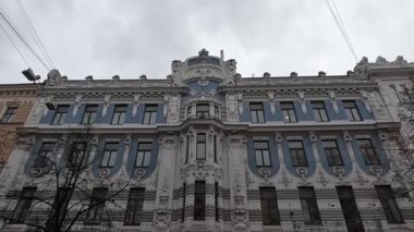 Riga, Letonya 'nın başkentindeki şehir manzarası soğuk kış aylarında. Kar ve buz. Şehir binaları ve evler. Sokak manzaralı turizm merkezi