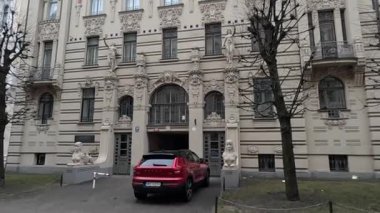 Riga, Letonya 'nın başkentindeki şehir manzarası soğuk kış aylarında. Kar ve buz. Şehir binaları ve evler. Sokak manzaralı turizm merkezi