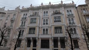 Riga, Letonya 'nın başkentindeki şehir manzarası soğuk kış aylarında. Kar ve buz. Şehir binaları ve evler. Sokak manzaralı turizm merkezi