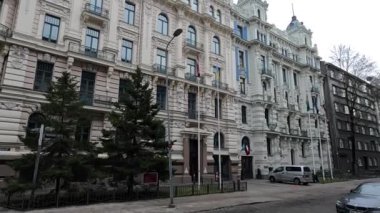 Riga, Letonya 'nın başkentindeki şehir manzarası soğuk kış aylarında. Kar ve buz. Şehir binaları ve evler. Sokak manzaralı turizm merkezi