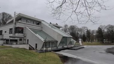 Soğuk kış aylarında Riga, Letonya 'nın başkentindeki City Park sokak manzarası. Kar ve buz. Şehir binaları ve evler. Sokak manzaralı turizm merkezi