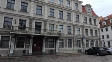 Riga, Letonya 'nın başkentindeki şehir manzarası soğuk kış aylarında. Kar ve buz. Şehir binaları ve evler. Sokak manzaralı turizm merkezi