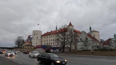 Riga, Letonya 'nın başkentindeki şehir manzarası soğuk kış aylarında. Kar ve buz. Şehir binaları ve evler. Sokak manzaralı turizm merkezi