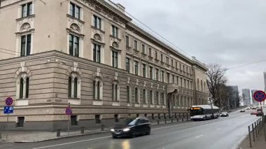 Riga, Letonya 'nın başkentindeki şehir manzarası soğuk kış aylarında. Kar ve buz. Şehir binaları ve evler. Sokak manzaralı turizm merkezi