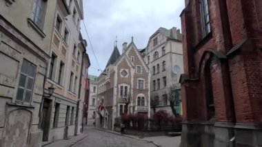 Riga, Letonya 'nın başkentindeki şehir manzarası soğuk kış aylarında. Kar ve buz. Şehir binaları ve evler. Sokak manzaralı turizm merkezi
