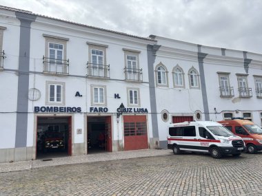 Faro İtfaiyesi. Algarve kıyısındaki Portekiz 'deki Faro şehri manzarası. Bu Portekiz tatil beldesinin binaları ve sokak manzarası