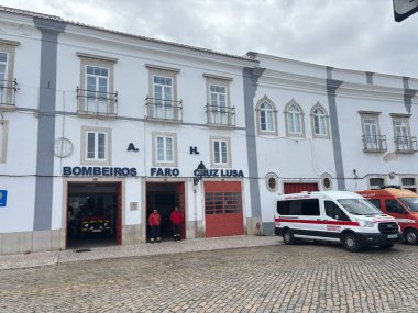 Faro İtfaiyesi. Algarve kıyısındaki Portekiz 'deki Faro şehri manzarası. Bu Portekiz tatil beldesinin binaları ve sokak manzarası