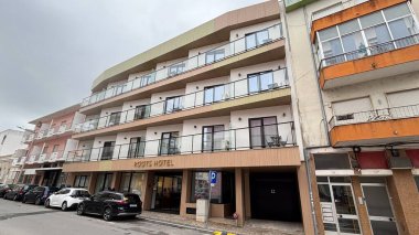 Roots Otel konaklama dairesi Aparthotel. Algarve kıyısındaki Portekiz 'deki Faro şehri manzarası. Bu Portekiz tatil beldesinin binaları ve sokak manzarası