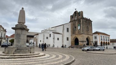 Portekiz - 29 Nisan 2025: Igreja de Santa Maria. Aziz Maria Kilisesi. Algarve kıyısındaki Portekiz 'deki Faro şehri manzarası. Bu Portekiz tatil beldesinin binaları ve sokak manzarası