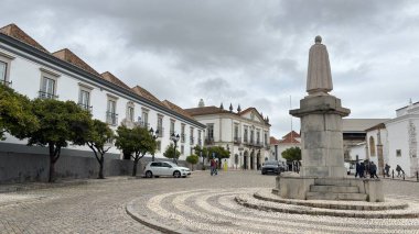 Algarve kıyısındaki Portekiz 'deki Faro şehri manzarası. Bu Portekiz tatil beldesinin binaları ve sokak manzarası