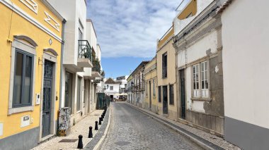 Algarve kıyısındaki Portekiz 'deki Faro şehri manzarası. Bu Portekiz tatil beldesinin binaları ve sokak manzarası