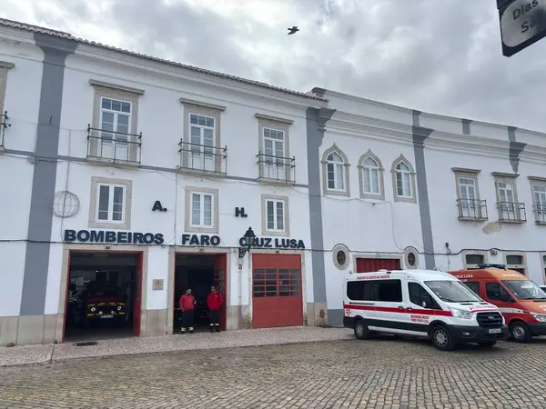 Faro İtfaiyesi. Algarve kıyısındaki Portekiz 'deki Faro şehri manzarası. Bu Portekiz tatil beldesinin binaları ve sokak manzarası