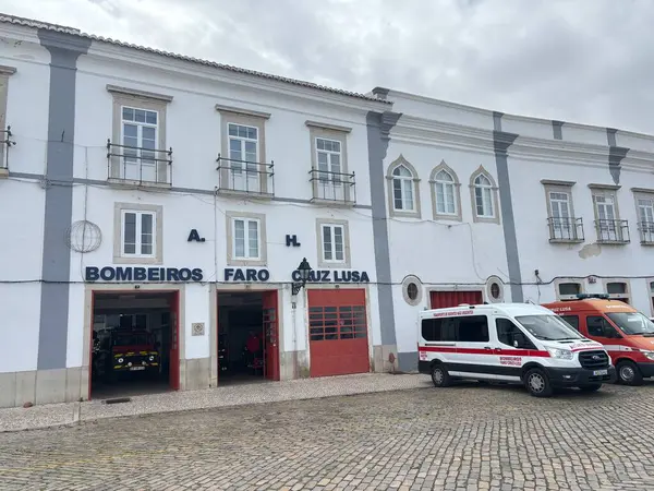 Faro İtfaiyesi. Algarve kıyısındaki Portekiz 'deki Faro şehri manzarası. Bu Portekiz tatil beldesinin binaları ve sokak manzarası