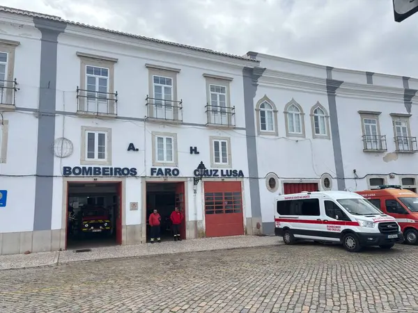 Faro İtfaiyesi. Algarve kıyısındaki Portekiz 'deki Faro şehri manzarası. Bu Portekiz tatil beldesinin binaları ve sokak manzarası
