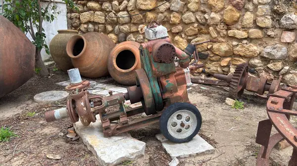 Terk edilmiş paslı dizel jeneratör ve kırık seramik kaplar atıldı. 