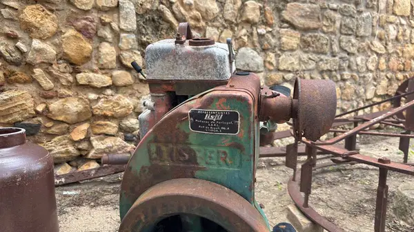 Terk edilmiş paslı dizel jeneratör ve kırık seramik kaplar atıldı. 