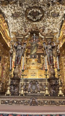 Igreja de Santa Maria 'nın iç manzarası. Aziz Maria Kilisesi. İçeriden. Faro, Portekiz 'de, Algarve kıyısında. Dini Bina büyük dekorasyonu