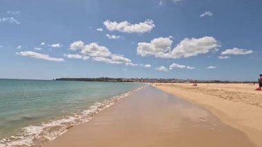 Algarve kıyısındaki Portekiz 'deki Lagos' ta Meia Praia. Büyük kumlu sahil ve Atlantik 'in berrak deniz suyu.