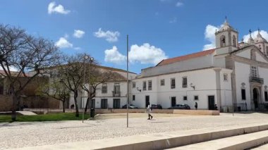 Plaza Infante Dom Henrique. Lagos 'taki güzel eski kasaba sokakları. Algarve kıyısındaki Portekiz şehri.
