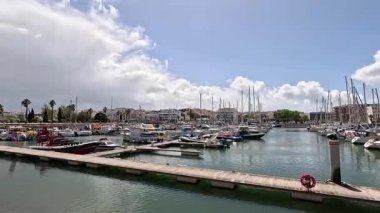 Güneşli bir günde, Portekiz 'in Algarve kıyısındaki Lagos Marina limanında. Panoramik