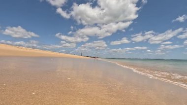 Algarve kıyısındaki Portekiz 'deki Lagos' ta Meia Praia. Büyük kumlu sahil ve Atlantik 'in berrak deniz suyu.