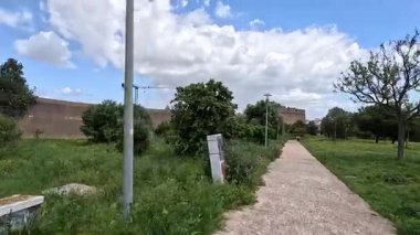 Portekiz 'in Algarve kıyısındaki eski Lagos kasabasının etrafındaki ortaçağ taş tahkimatları.