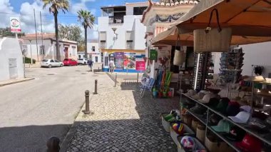 Porta de Piedade köprüsü, Portekiz 'in Algarve kıyısındaki eski Lagos kasabasının etrafındaki ortaçağ taş tahkimatlarından geçiyor.