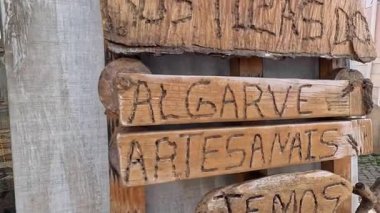 Portekiz 'in orta kesimindeki Lagos şehrinde Tahta Algarve tabelası.