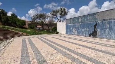 Portekiz 'in Algarve kıyısındaki eski Lagos kasabasının merkezinde terk edilmiş eski bir amfi tiyatro.