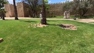 Jardim Da Constituio - 76. Braso da Cidade taş oyması Lagos şehri arması tıbbi tahkimatın yanında