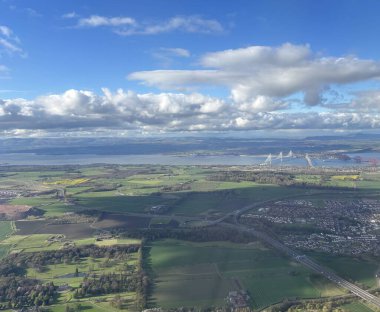Edinburgh Forth Bridges Avrupa üzerinde yüksekten uçuyor. Uçak penceresinden bak. Gökyüzündeki bulutlar