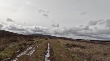 İskoçya 'daki Edinburgh yakınlarındaki Pentland Hills' te İskoç Hillwalking. Dışarıda yürüyüş, dağ tepesinde kovalamaca, dışarıda yamaçta tırmanma.