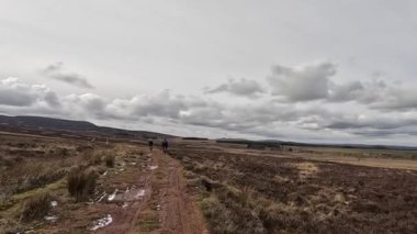 İskoçya 'daki Edinburgh yakınlarındaki Pentland Hills' te İskoç Hillwalking. Dışarıda yürüyüş, dağ tepesinde kovalamaca, dışarıda yamaçta tırmanma.