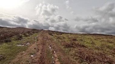 İskoçya 'daki Edinburgh yakınlarındaki Pentland Hills' te İskoç Hillwalking. Dışarıda yürüyüş, dağ tepesinde kovalamaca, dışarıda yamaçta tırmanma.