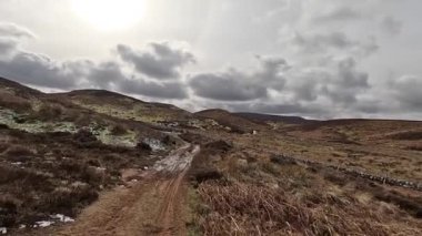 İskoçya 'daki Edinburgh yakınlarındaki Pentland Hills' te İskoç Hillwalking. Dışarıda yürüyüş, dağ tepesinde kovalamaca, dışarıda yamaçta tırmanma.