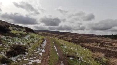 İskoçya 'daki Edinburgh yakınlarındaki Pentland Hills' te İskoç Hillwalking. Dışarıda yürüyüş, dağ tepesinde kovalamaca, dışarıda yamaçta tırmanma.