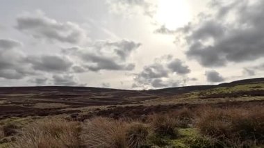 İskoçya 'daki Edinburgh yakınlarındaki Pentland Hills' te İskoç Hillwalking. Dışarıda yürüyüş, dağ tepesinde kovalamaca, dışarıda yamaçta tırmanma.