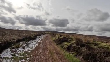 İskoçya 'daki Edinburgh yakınlarındaki Pentland Hills' te İskoç Hillwalking. Dışarıda yürüyüş, dağ tepesinde kovalamaca, dışarıda yamaçta tırmanma.