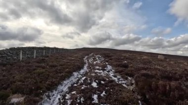 İskoçya 'daki Edinburgh yakınlarındaki Pentland Hills' te İskoç Hillwalking. Dışarıda yürüyüş, dağ tepesinde kovalamaca, dışarıda yamaçta tırmanma.