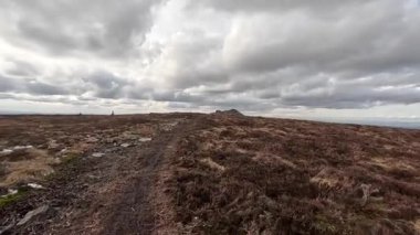 İskoçya 'daki Edinburgh yakınlarındaki Pentland Hills' te İskoç Hillwalking. Dışarıda yürüyüş, dağ tepesinde kovalamaca, dışarıda yamaçta tırmanma.