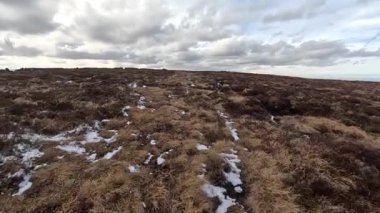 İskoçya 'daki Edinburgh yakınlarındaki Pentland Hills' te İskoç Hillwalking. Dışarıda yürüyüş, dağ tepesinde kovalamaca, dışarıda yamaçta tırmanma.