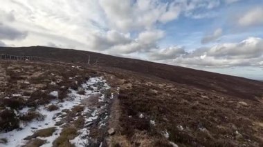 İskoçya 'daki Edinburgh yakınlarındaki Pentland Hills' te İskoç Hillwalking. Dışarıda yürüyüş, dağ tepesinde kovalamaca, dışarıda yamaçta tırmanma.