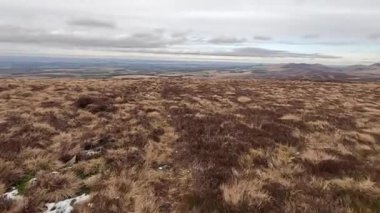 İskoçya 'daki Edinburgh yakınlarındaki Pentland Hills' te İskoç Hillwalking. Dışarıda yürüyüş, dağ tepesinde kovalamaca, dışarıda yamaçta tırmanma.
