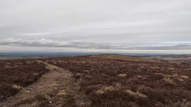 İskoçya 'daki Edinburgh yakınlarındaki Pentland Hills' te İskoç Hillwalking. Dışarıda yürüyüş, dağ tepesinde kovalamaca, dışarıda yamaçta tırmanma.