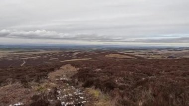 İskoçya 'daki Edinburgh yakınlarındaki Pentland Hills' te İskoç Hillwalking. Dışarıda yürüyüş, dağ tepesinde kovalamaca, dışarıda yamaçta tırmanma.