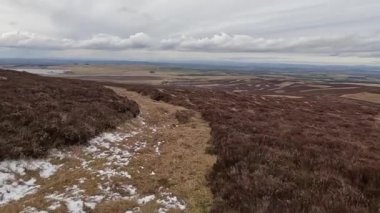 İskoçya 'daki Edinburgh yakınlarındaki Pentland Hills' te İskoç Hillwalking. Dışarıda yürüyüş, dağ tepesinde kovalamaca, dışarıda yamaçta tırmanma.