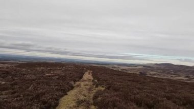 İskoçya 'daki Edinburgh yakınlarındaki Pentland Hills' te İskoç Hillwalking. Dışarıda yürüyüş, dağ tepesinde kovalamaca, dışarıda yamaçta tırmanma.